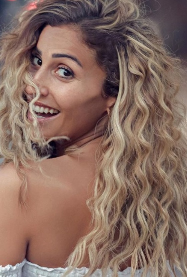 الفنانة دينا الشربيني