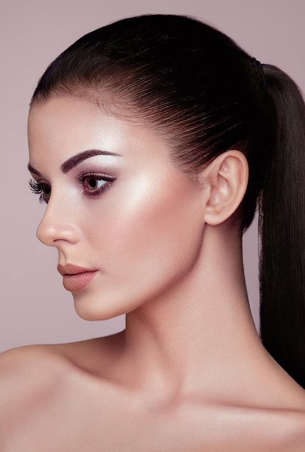 المكياج الزجاجي عبارة عن بشرة ناعمة ولامعة وذات طلة استثنائية