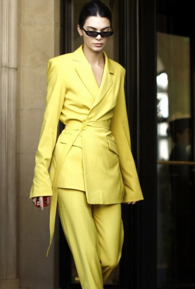 اختارت النجمة‎ Kendall Jenner ‎بدلة رسمية مطبّعة بالورود الملوّنة من دارOff-White ‎