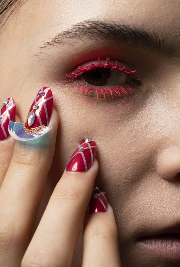 أجمل ألوان المناكير الحمراء والداكنة