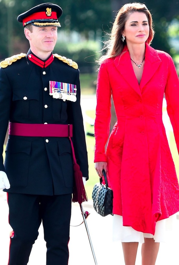 الملكة رانيا بموضة الفستان الأحمر الواسع مع الأقمشة البيضاء