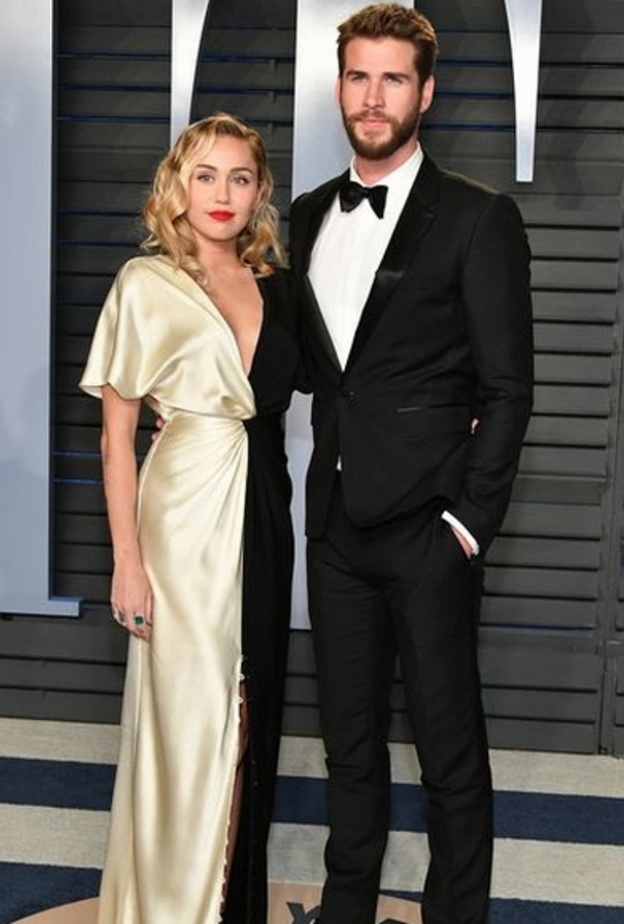  اختارت مايلي سايرس فستان مميز من سانت لوران وليام تألق في بدلة باللون الأسود