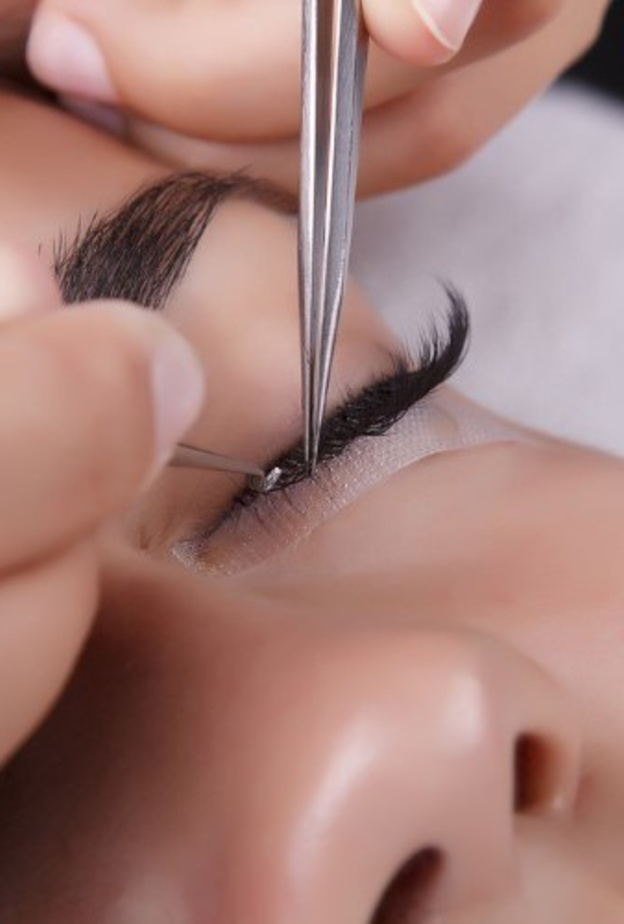 الجئي لعملية زرع الرموش السهلة للحصول على رموش طويلة وكثيفة طوال العمر