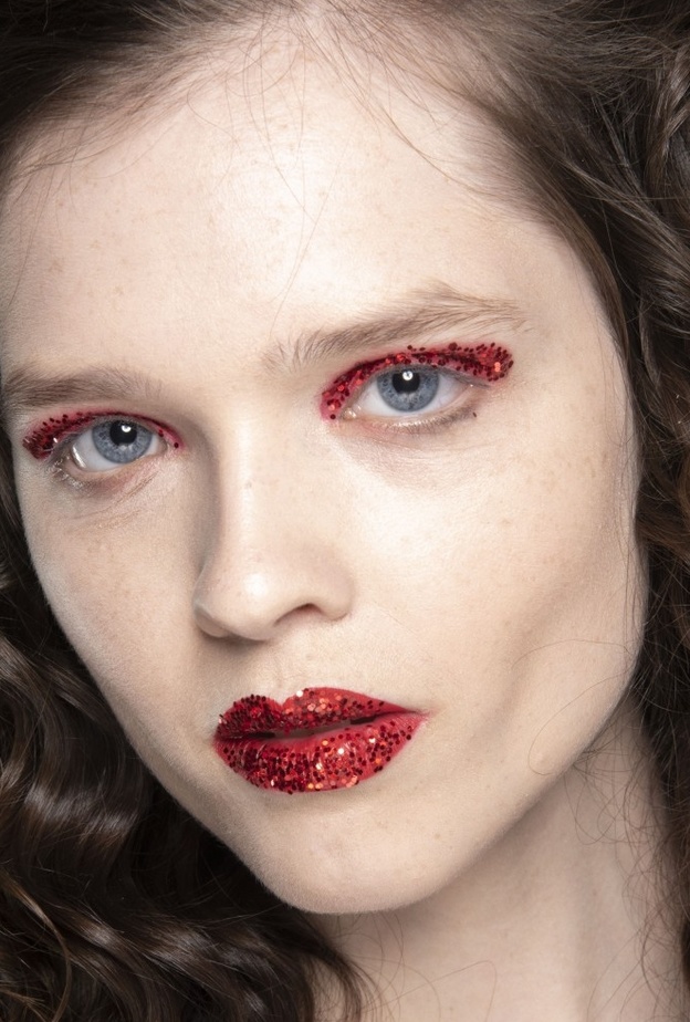 مكياج عيون براق بتدرجات زهرية من Rodarte