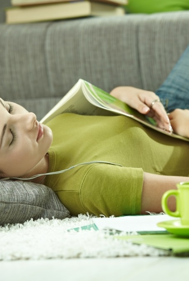 فوائد واضرار النوم على الارض