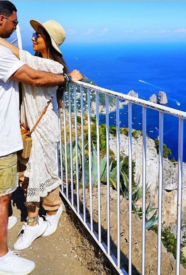 إختارت بلقيس سروال باللون البيج نسّقت معه سترة طويلة من الدانتيل باللون الأبيض.