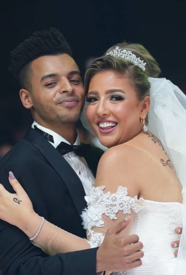 مي كساب تحتفل بعيد زواجها الخامس