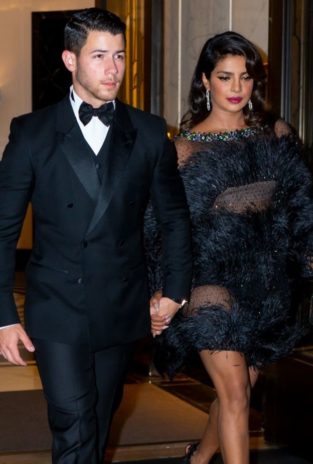 بريانكا تشوبرا ‏Priyanka Chopra‏ بفستان أسود فاخر وكاجوال حمل توقيع دار رالف أند روسو ‏Ralph & Russo