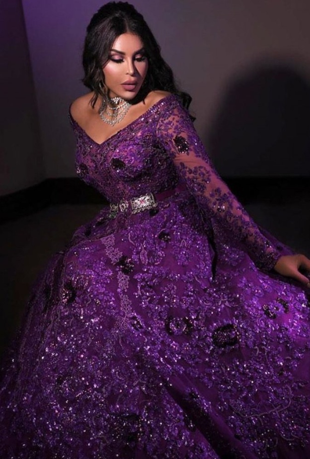 أحلام بفستان بنفسجي وفاخر ‏مع العقود المرصعة بحبيبات الماس