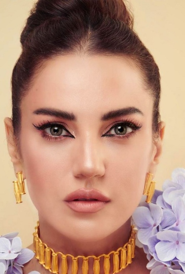 احلام اطلت بالمكياج الوردي