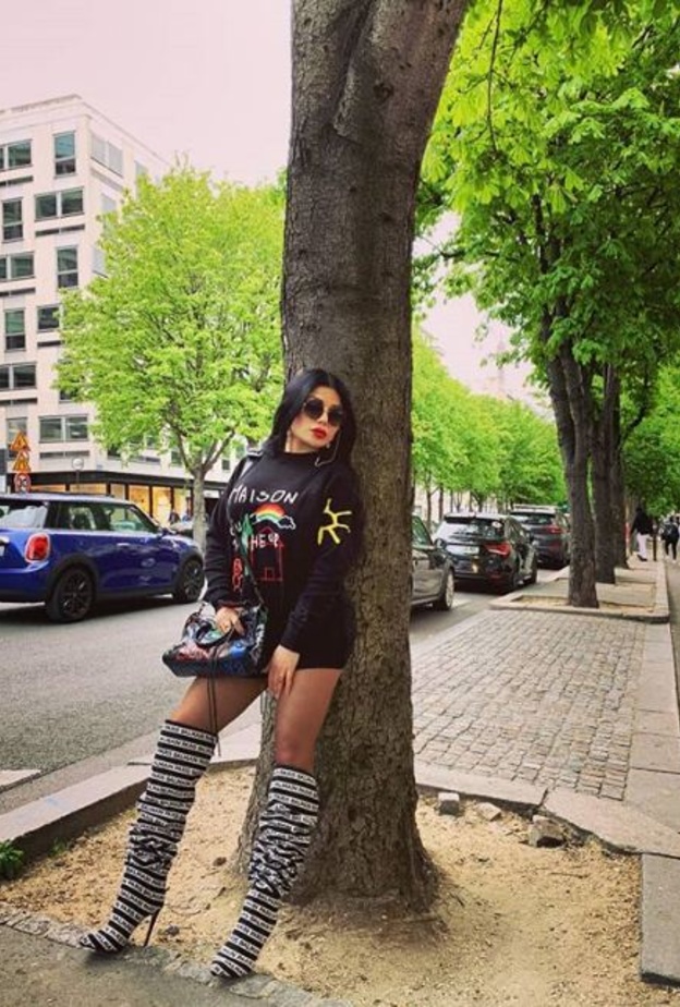 سترة بالشراريب الملونة