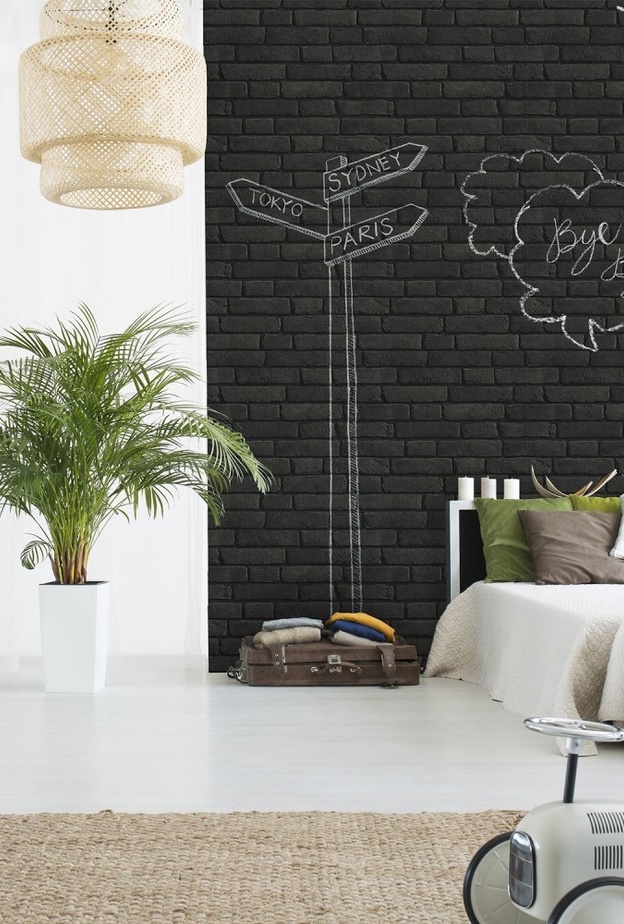 اللوحات يتخللها اللون الأحمر تزيين غرفة النهوم بسريرها الزهري اللون