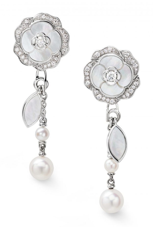 موديلات اقراط ناعمة من اللؤلؤ من دار Chanel