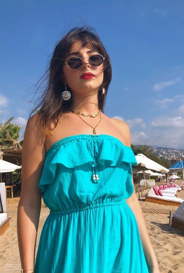 على شاطئ البحر، تمضي ماريتا الحلاني أيامها الصيفية في لبنان