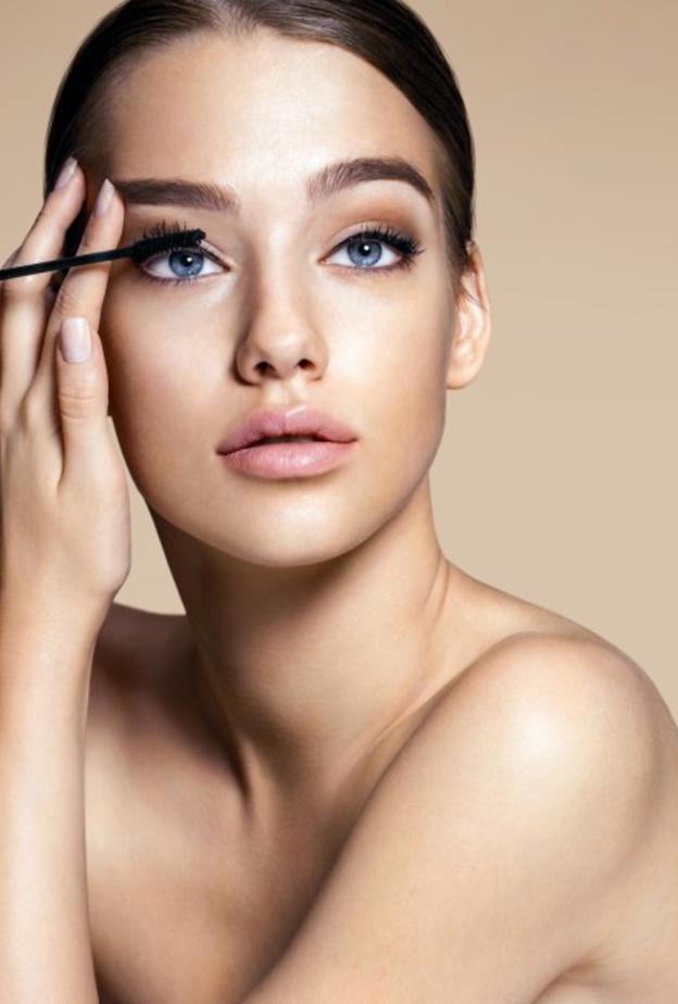 الطريقة الصحيحة لوضع الماسكرا بدون تكتل بالخطوات