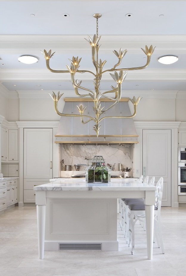 الأسود الجذاب بتناغم رائع مع الخشب في ديكور المطبخ الفخم