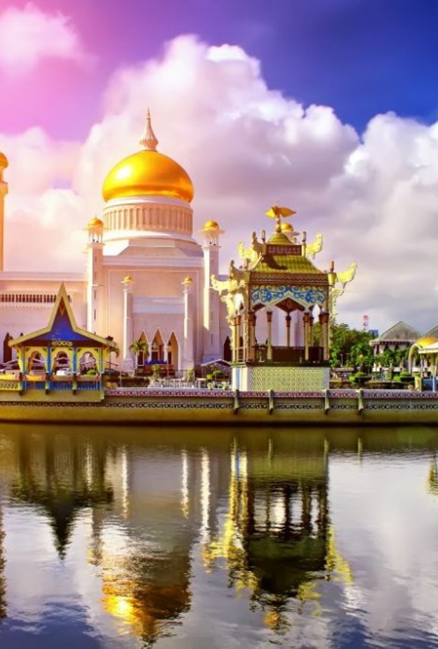 القرية المائية في بروناي - بيوت خشبية ملونة فوق الماء و خلفية من الطبيعة الخضراء