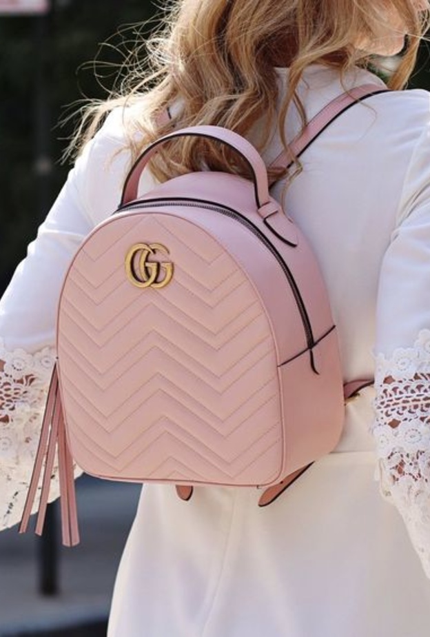 اختاري شنطة الظهر باللون الزهري لاطلالة أنثوية وجذابة