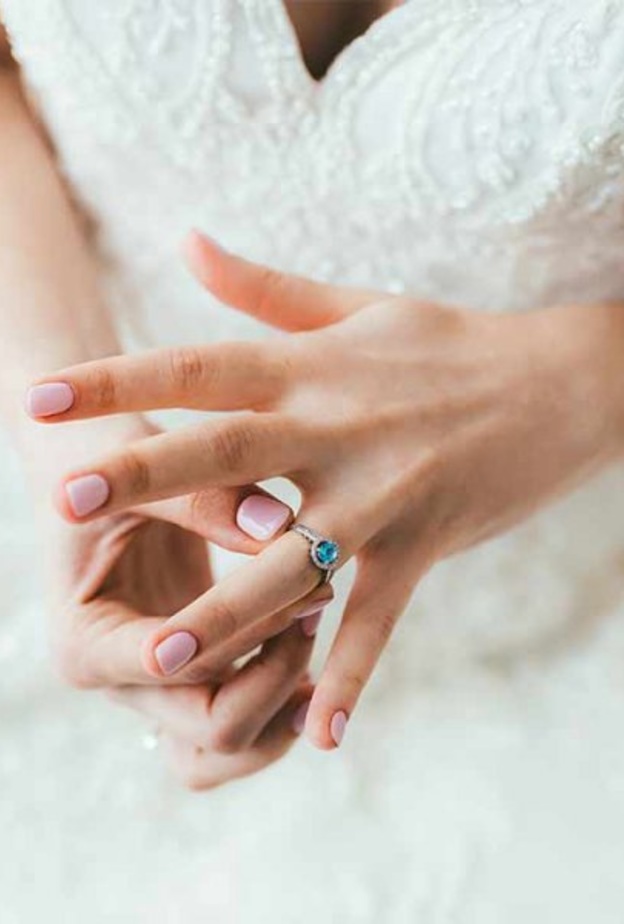 استوحي رسومات أظافر جريئة بألوان صاخبة من كايلي جينر يوم عرسك