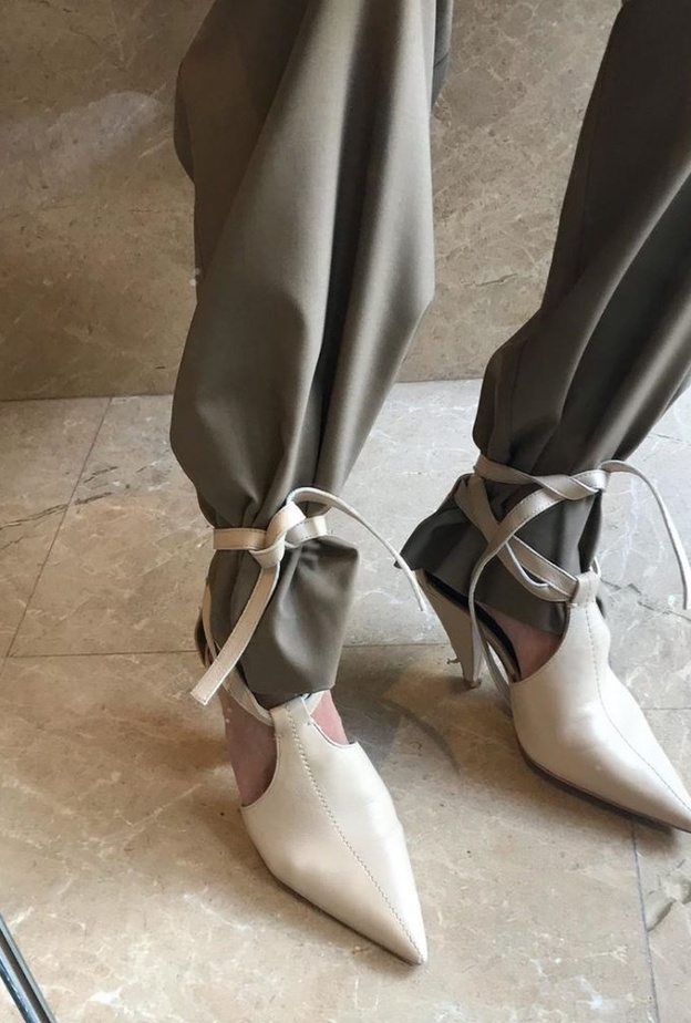 طرق تنسيق احذية برباطات فوق البنطلون