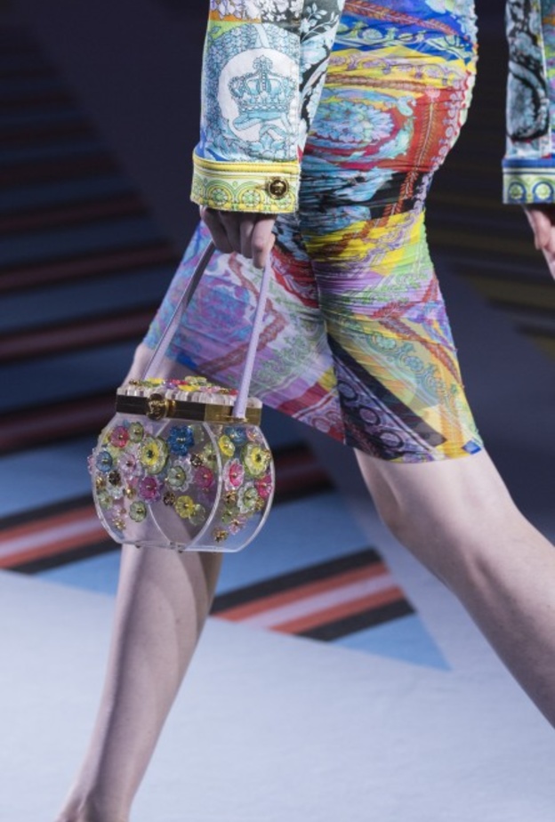 اختاري من بالمان Balmain شنط شفافة بأحجام متعددة مع اللمعية العصرية والمتموجة