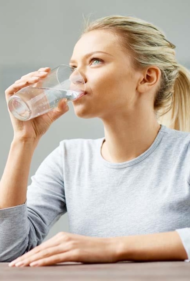 كمية الماء التي يحتاجها الجسم تختلف حسب العمر و الوزن