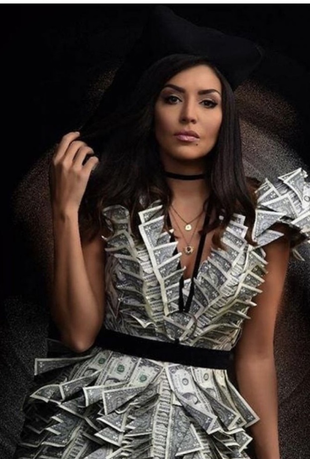 اطلالة مميزة في فستان أسود تألقت بها أمل بوشوشة