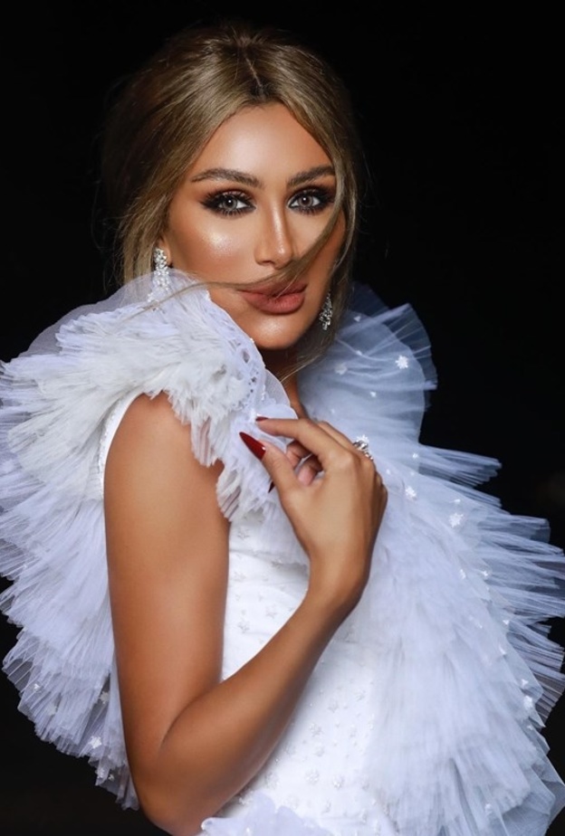  تميّز الفستان بقماش التول المزيّن بنقشة البولكا دوت، والكشاكش التي زيّنته