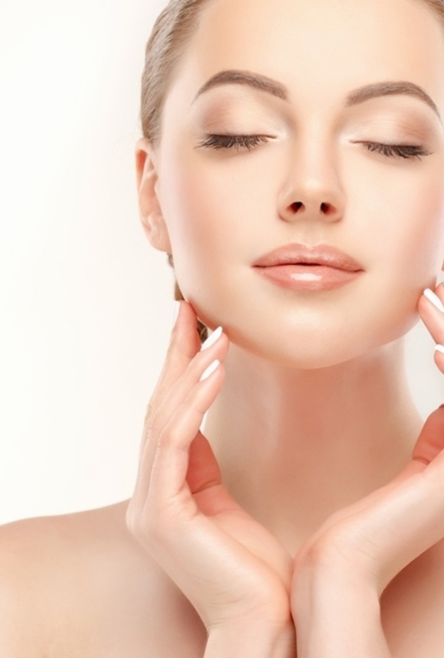 قومي بترطيب الوجه باستعمال زيت الزيتون