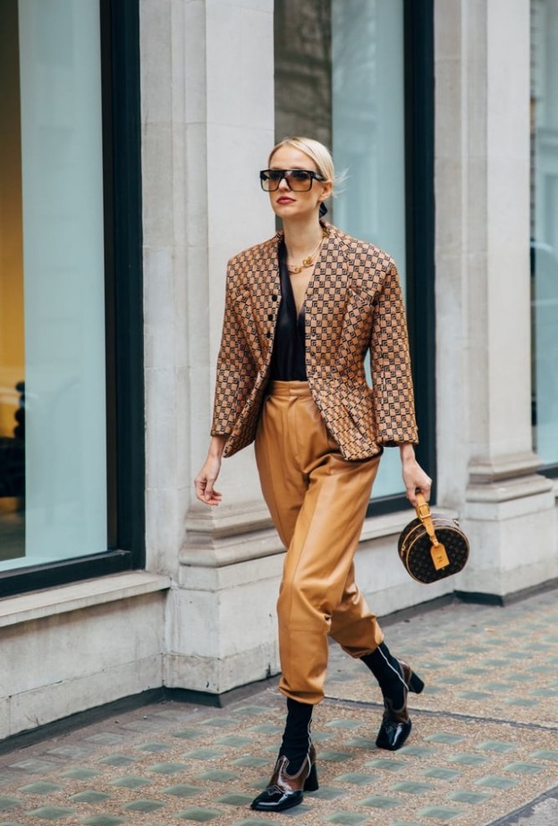 نسقي بنطلون الجلد مع بليزر أنيق