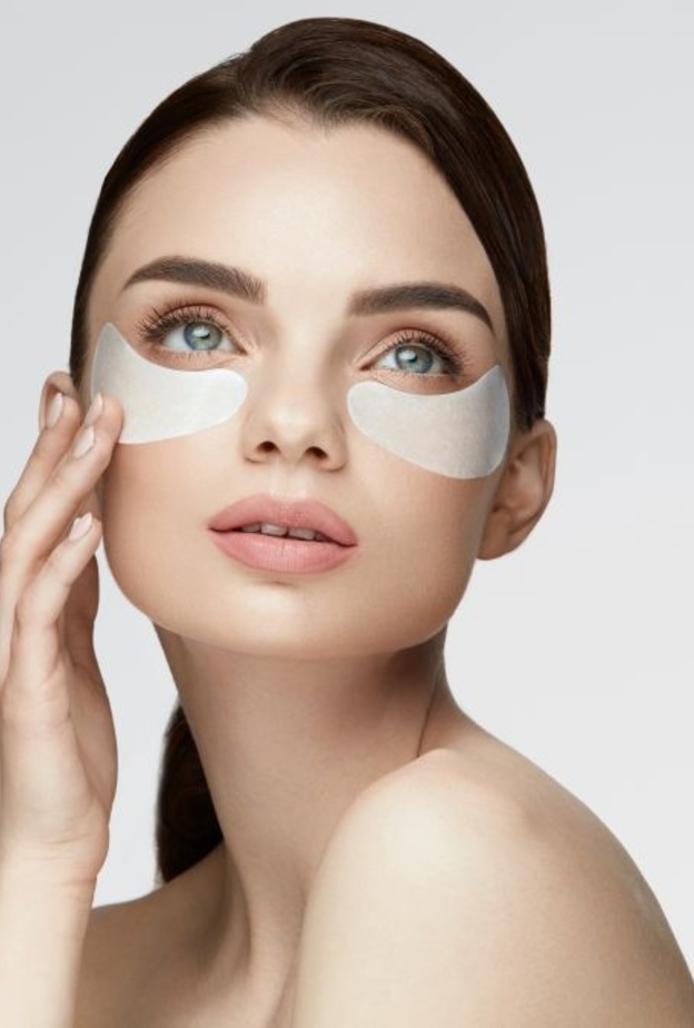 أكياس الشاي الأخضر للحفاظ على جمال العيون.