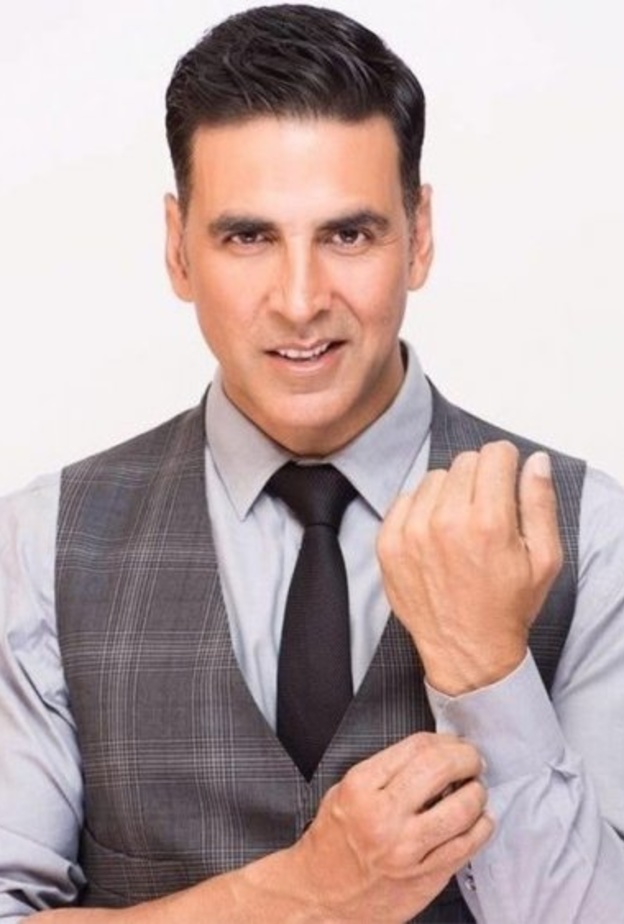 أكشاي كومار يشارك معجبيه بواحدة من صوره القديمة النادرة