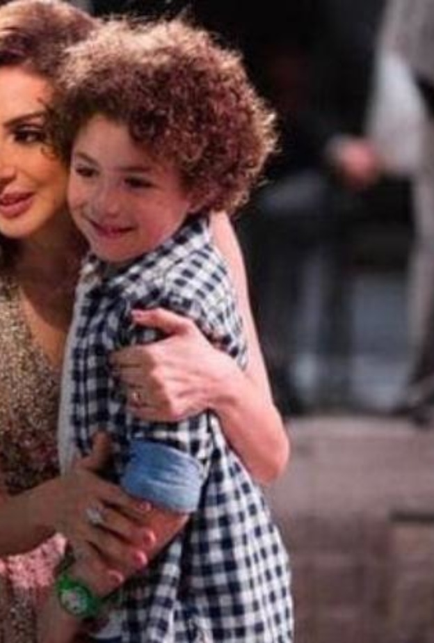 ابن الراحلة غنوة مع خالته أنغام