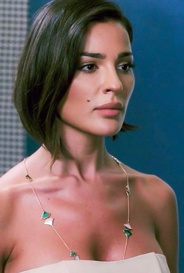 النجمة اللبنانية نادين نجيم متألقة بموديلات سلاسل طويلة 