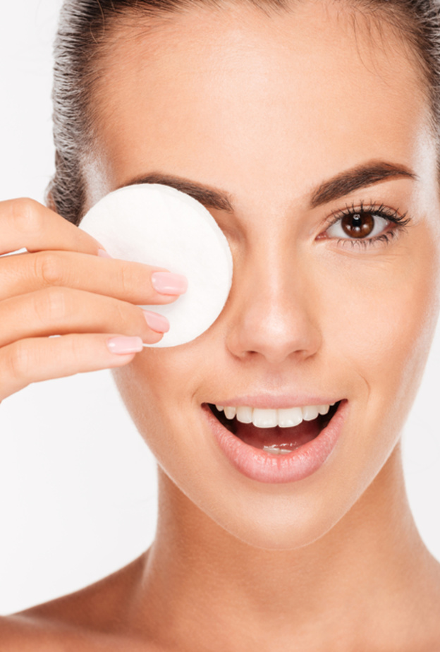 استخدمي زيت جوز الهند لإزالة الماكياج عن وجهك، فهو مفيد بشكل خاص للماكياج الثقيل والماكياج المضاد للماء