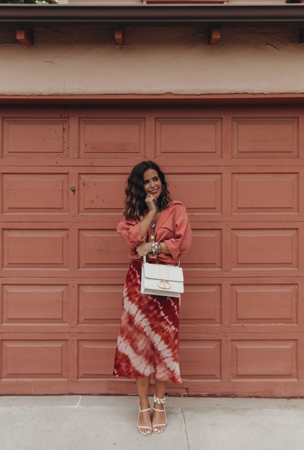 اعتمدي صنادل بتصاميم ناعمة للقدم العريضة