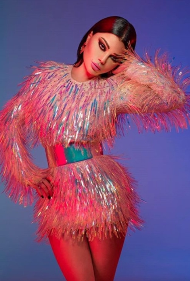 اختارت هيفاء جاكيت جلد خاطف للأنظار مزين بالشراشيب الملونة