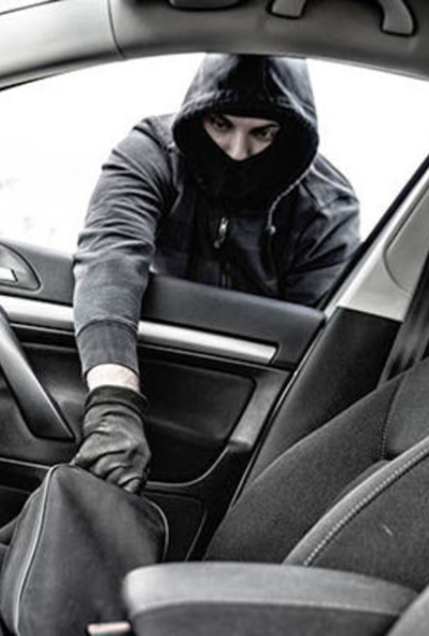  السيارات التي يترك أصبحها أغراضهم الثمينة في داخلها في أماكن ملحوظة يسهل مشاهدتها عبر زجاج السيارة