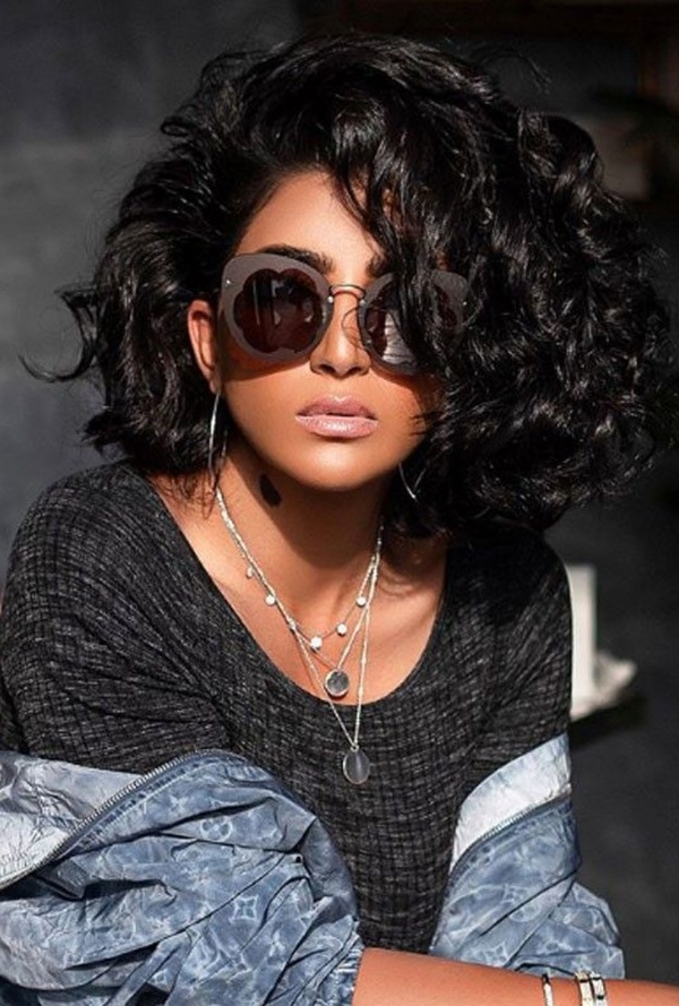 بثينة الرئيسي تعلم معجباتها طريقة تطبيق تسريحة الكعكة