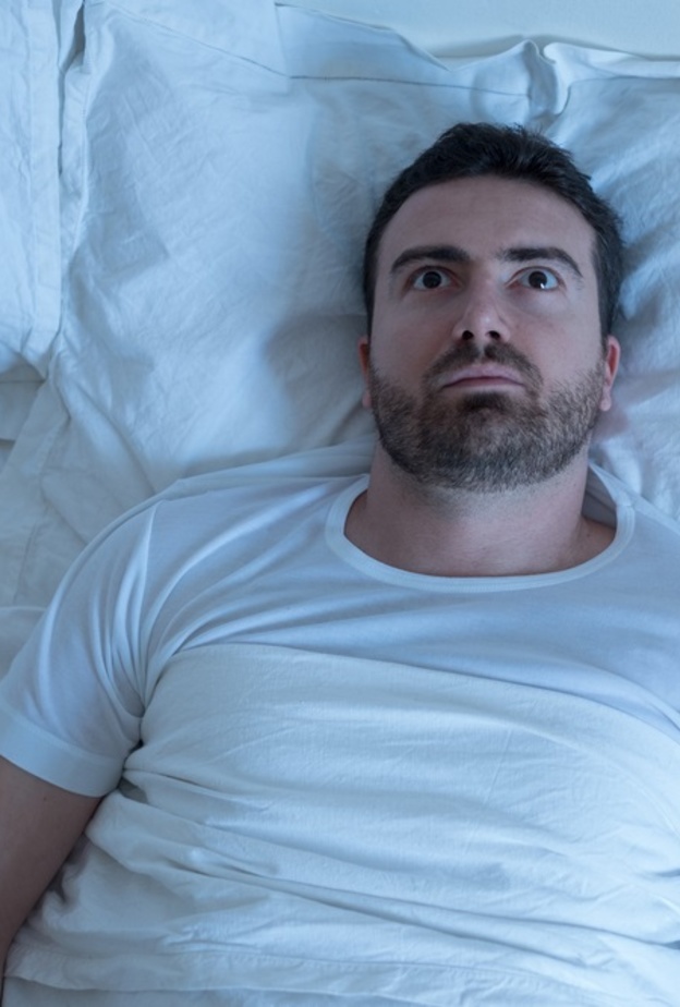 اسباب الاستيقاظ المفاجئ من النوم عند الرجل