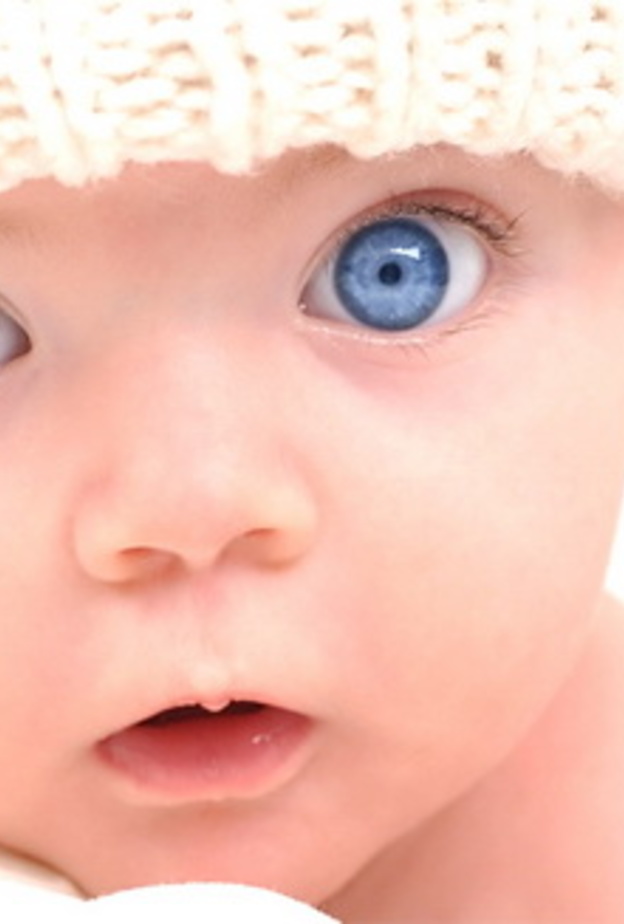 متى يبدأ الطفل الرضيع بالرؤية