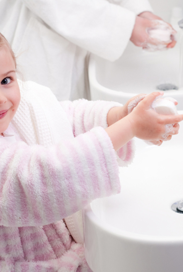 كيف تجعل الأم طفلها حريص على النظافة والإهتمام بنفسه