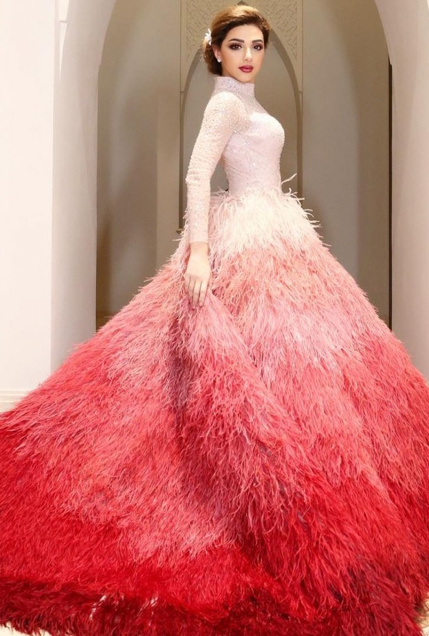  تتميز بعض فساتينها بتفاصيل براقة