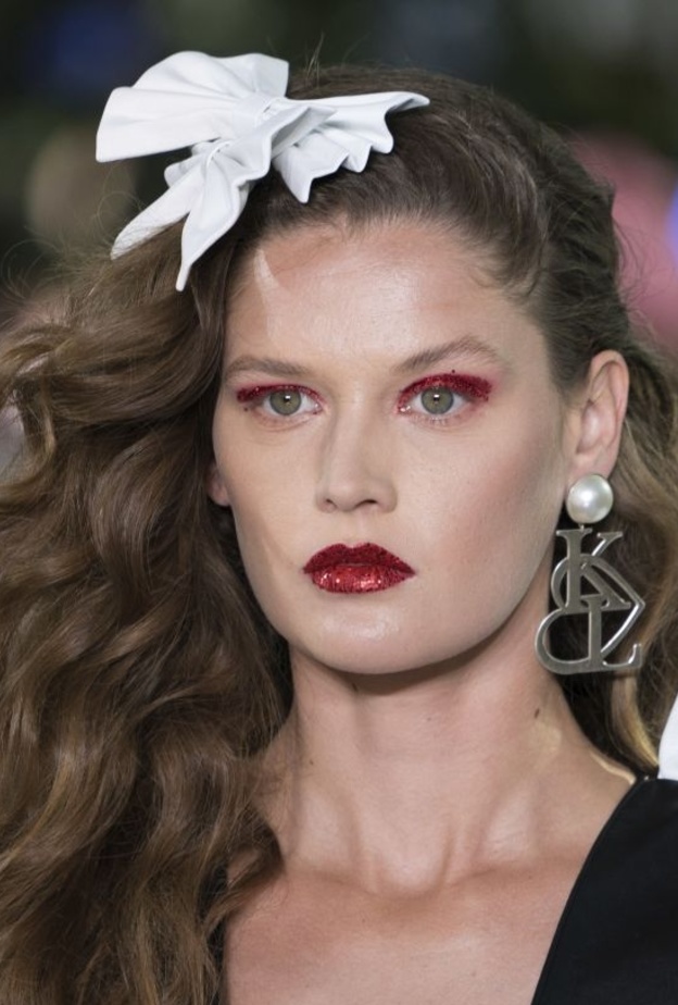 اكسسوارات شعر العقدة العصرية لموسم خريف 2019‏ من Emilia Wickstead