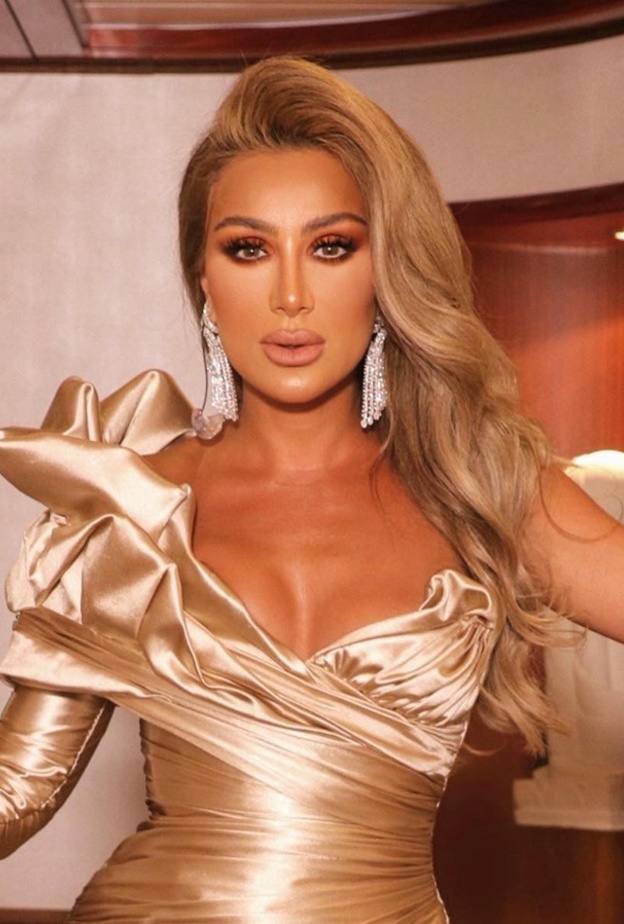 إختارت مايا تسريحة الشعر المنسدل مع الماكياج السموكي، وزيّنت أذنيها بأقراط ماسية