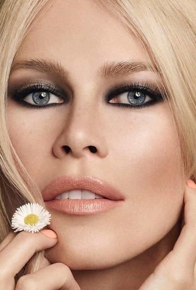 تسريحات شعر ويفي من وحي عارضة الأزياء كلوديا شيفرClaudia Schiffer