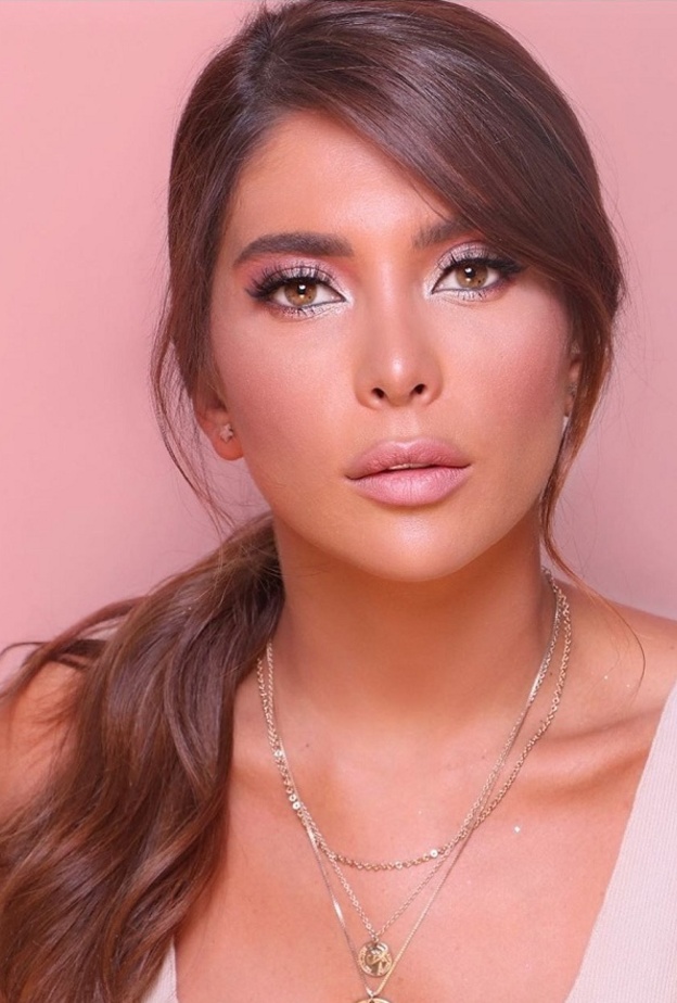 زوجة معتصم النهار خطفت الانظار بجمالها