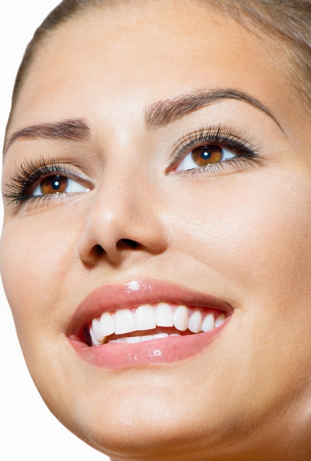 ابتسامة هوليود هي عملية تجميلية يتم إجراؤها بواسطة التقشير على الأسنان