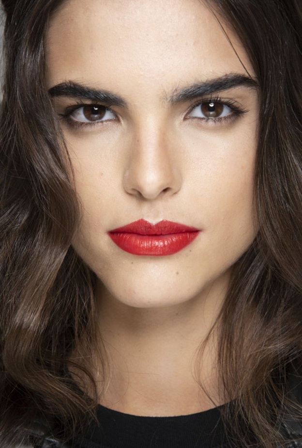 طرق تطبيق مكياج نود مع احمر الشفاه القوي موضة خريف 2019‏ من Oscar De La Renta