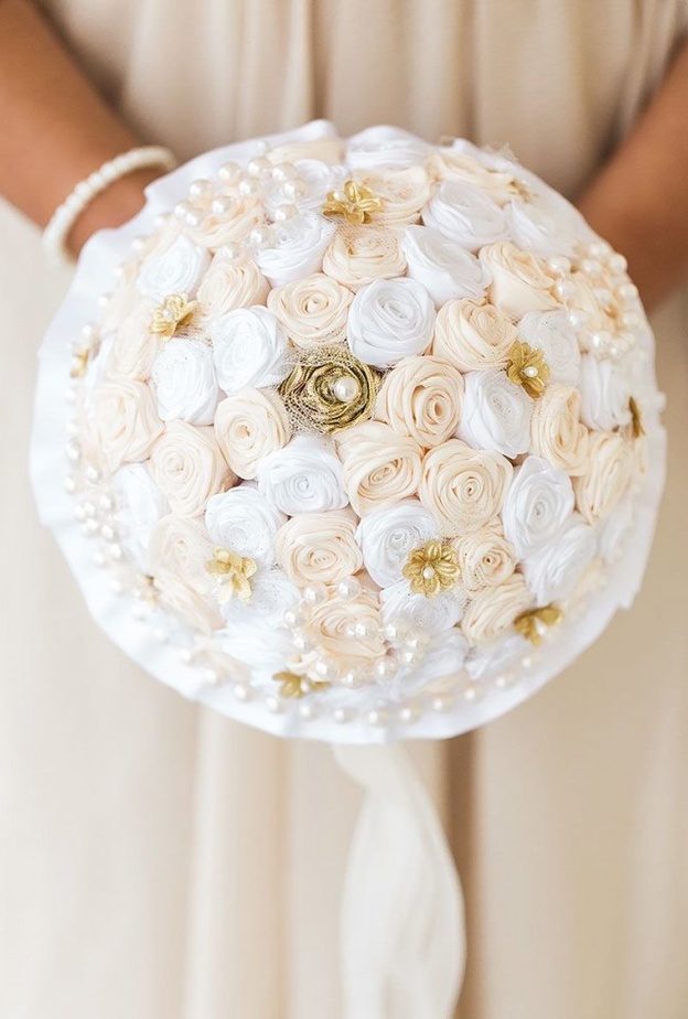 باقة زهور معدة من أزهار اللافندر وسنابل القمح